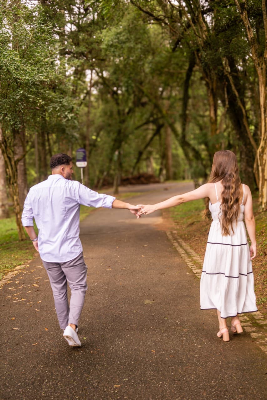 Rafael e Flávia caminhando